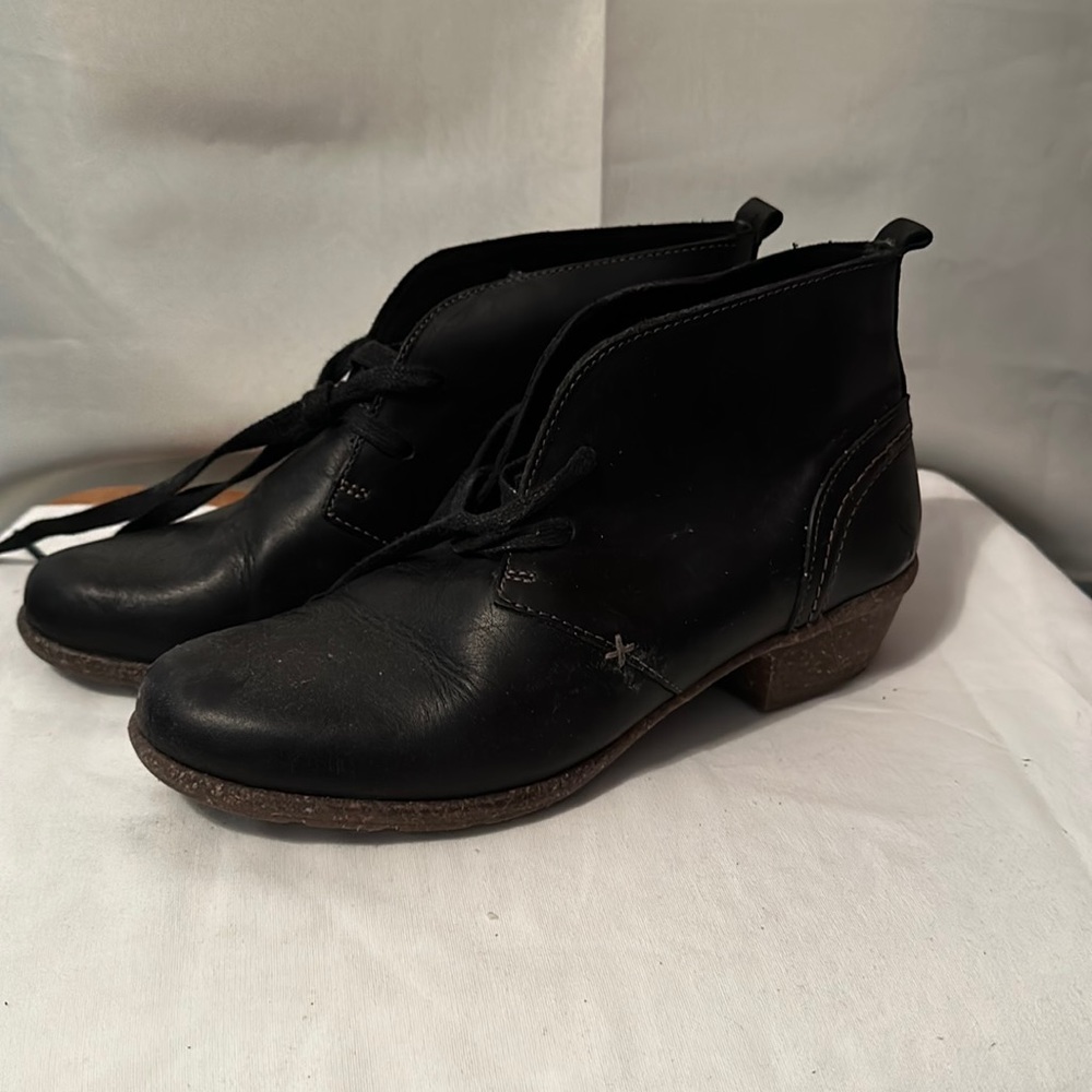 Ladies Clarks Artisan Black Booties Crepe Sole Heel Size 7M